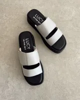 Sandalias negras de cuero vacuno con plataforma y tiras regulables con velcro.