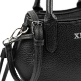 Cartera negra pequeña de cuero sintético con doble asa corta y correa larga regulable y desmontable. Tiene cierre superior, dos bolsillos externos con botón imantado y dos bolsillos internos, uno con cierre y otro abierto.