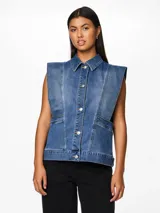 Chaleco de jean azul con cuello camisero, cierre frontal abotonado, bolsillos de parche en el pecho y diseño sin mangas.