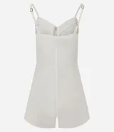 Enterito corto blanco de sarga de algodón, con breteles finos, escote corazón y cierre frontal con botones.