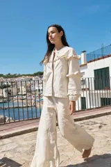 Pantalón palazzo color crudo, confeccionado en lino 100%.