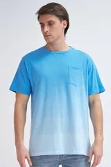 Remera celeste con efecto degradado tye dye y bolsillo en el pecho.
