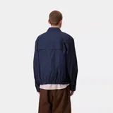 Campera azul con cuello camisero, cierre frontal con cremallera, bolsillos laterales y logo bordado en el pecho.