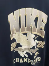 Remera negra de algodón con estampado frontal de Nike, un pegaso alado y el año 1972.