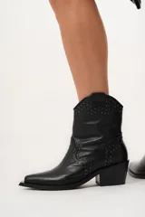 Bota texana de caña media-baja color negro, con punta elegante y detalle de mini tachas.