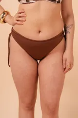 Bombacha de bikini tiro alto color borgoña, con tiras regulables en los costados.