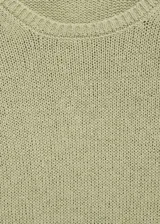 Jersey de punto color verde claro, de manga corta y cuello redondo.