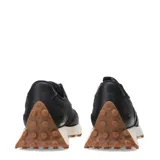 Championes New Balance modelo 327, color negro, con detalles en cuero y suela de goma color caramelo.