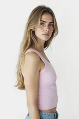 Musculosa corta de algodón color rosa claro, con cuello redondo y sisas anchas.