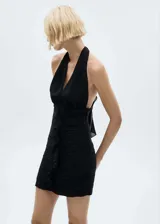 Vestido corto negro con cuello halter, espalda descubierta, tirantes anchos y falda fruncida.