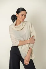 Chal plisado color plateado con lurex y terminación de hilos finos cortos.