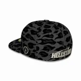 Gorro negro con estampado de guepardo en tonos grises y aplique frontal con el logo de la marca Hellstar.