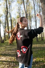 Maxi cardigan negro de lana merino con bordado floral a mano.