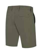 Short de hombre color verde oliva, de corte recto y largo a la rodilla. Confeccionado en tejido liviano de secado rápido con protección UV 50+.