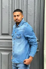 Sobrecamisa de jean celeste con bolsillos frontales con solapa y cierre con botones metálicos.