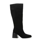 Bota de caña alta color marrón, con taco cuadrado y punta fina.