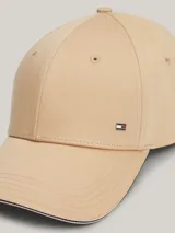 Gorra de béisbol clásica de seis paneles color beige, confeccionada en algodón. Presenta un pequeño logo rectangular de Tommy Hilfiger en la parte delantera y ribetes con los colores distintivos de la marca en el borde de la visera.