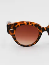 Lentes de sol con montura de carey y lentes marrones degradé.
