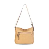 Bandolera color beige con correa larga regulable combinada a tono. Tiene dos bolsillos frontales con cierre, apertura superior con cierre, división interna, bolsillos internos y bolsillo trasero con cierre.