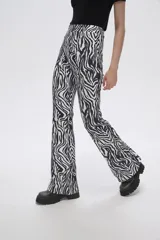 Calza acampanada con estampado animal print de leopardo en tonos marrones.
