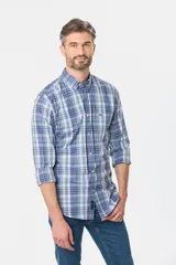 Camisa de hombre a cuadros rojos, azules y blancos, de manga larga y corte clásico.