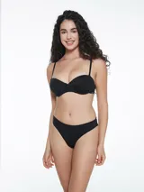 Vedetina negra con detalles en encaje y diseño de corte clásico.