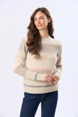 Buzo tejido de tacto suave y cálido, con rayas horizontales en tonos beige, blanco, rosa y gris. Tiene cuello redondo y puños de rib.