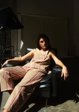 Conjunto de top y pantalón de corte recto y largo midi, con elástico en la cintura, en tejido a rayas verticales color beige y rojo cereza.