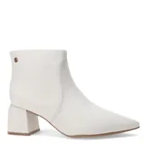 Botas de cuero negras con punta fina y tacón cuadrado. Tienen un cierre lateral y un detalle metálico en la parte superior del talón.