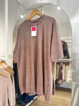 Remerón oversize color chocolate con efecto gaspeado, de corte holgado y mangas cortas.