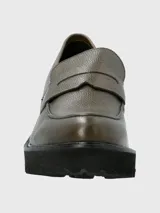 Mocasín verde oliva de cuero con plataforma track negra.