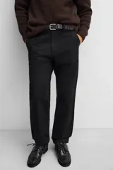 Pantalón negro de corte recto confeccionado en tejido de algodón.