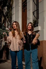 Camisa color beige con encaje en la parte delantera y en las mangas, de corte holgado.
