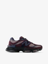 Zapatilla de running color burdeos con detalles en azul y negro, diseño moderno y confortable.