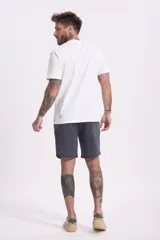 Remera verde claro de manga corta con cuello redondo y logo estampado en el pecho.