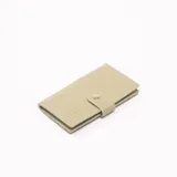 Tarjetero verde con cierre de broche a presión.