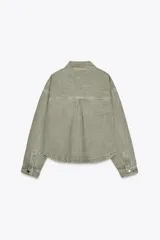 Cazadora de denim verde oliva, con cuello solapa, manga larga, bolsillos delanteros de plastrón y cierre frontal con botones metálicos.