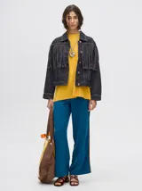 Campera de jean negra con flecos en la parte delantera y cuello camisero.