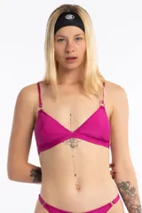 Top de bikini triangular fucsia con breteles regulables, argolla metálica en los breteles y broche en la espalda. Confeccionado en tela brillante y con relleno.