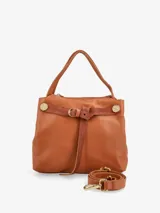 Cartera marrón de cuero con asa corta y correa larga regulable y desmontable. Tiene cierre superior y detalles metálicos dorados.