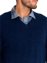 Sweater azul marino de lana con cuello en V.