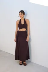 Falda larga color marrón chocolate, con frunce lateral y corte al bies.
