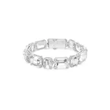 Pulsera rígida plateada con cristales transparentes de talla octogonal alternados en posición horizontal y vertical.