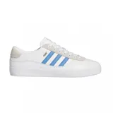 Championes Adidas Puig Indoor blancos con detalles en celeste y refuerzo de gamuza en el talón. Zapatillas de skate de caña baja con las tres tiras clásicas de Adidas en celeste.