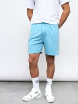 Bermuda deportiva negra de felpa con logo Umbro estampado en blanco en la pierna derecha.