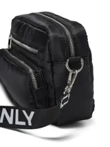 Bolso bandolera negro de nailon con correa ancha ajustable y desmontable con logo de la marca en blanco.