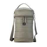 Matera verde militar con detalles en cuero color suela, con correa de galón regulable y manija superior. Cuenta con bolsillo interior con cierre y compartimiento apto para termos de 1000 ml de capacidad.
