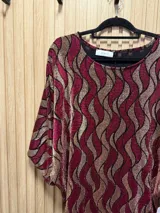 Blusa de mangas 3/4 con escote barco y estampado de ondas con lurex en tonos borgoña y dorado.