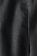 Pollera mini negra de tiro alto con acabado de efecto cuero. Presenta un corte recto y costura central en la espalda, con pinzas para estilizar la figura. La prenda está forrada.