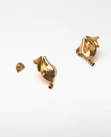 Par de aros grandes dorados con forma abstracta y cierre de broche.
